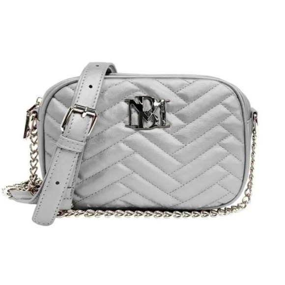 BADGLEY MISCHKA Silver quilted camera bag with silver hardware chain crossbody - Picture 1 of 3